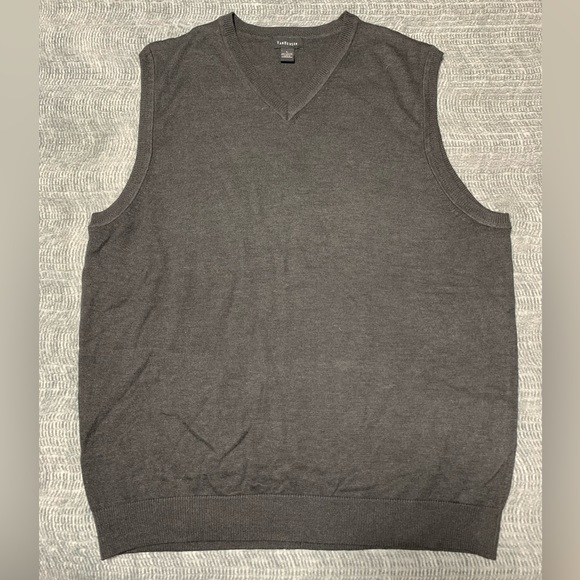 3/$20 Men’s Van Heusen Gray Sleeveless Sweater Vest Size Large - Picture 2 of 8
